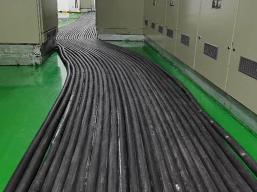 古浪如何根据理论计算公式计算温度对特定电压测量结果的影响？